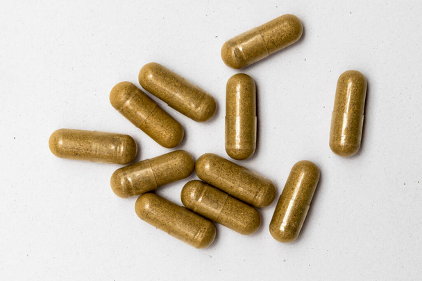 Langzame afgifte capsules op een witte achtergrond - Foto, afbeelding