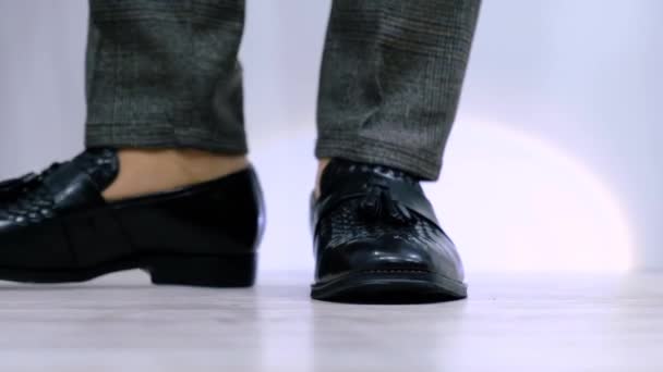 Άνδρας Καυκάσιος στέκεται με νέα παπούτσια μόδας κάνοντας στην άκρη. - Πλάνα, βίντεο