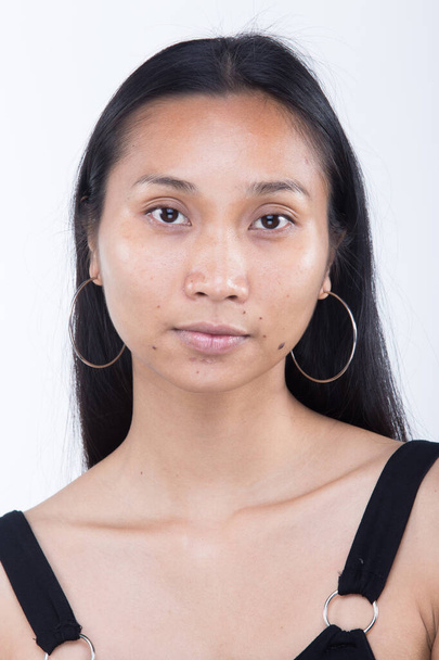 Femme asiatique avant d'appliquer maquillage coiffure. sans retouche, visage frais avec une peau agréable et lisse. Studio éclairage fond blanc
 - Photo, image
