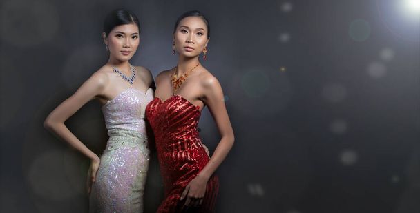Két Modell Estélyi Ruha Bál Öltöztetős Ázsiai gyönyörű nő divat teszik ki arc szemek szerelem szív fekete haj, stúdió világítás fekete háttér fénymásolás helyet. Koncepció luxus csatlakozni társasági este esemény - Fotó, kép