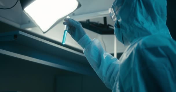 Επιστήμονας που εξετάζει το δείγμα στο εργαστήριο - Πλάνα, βίντεο