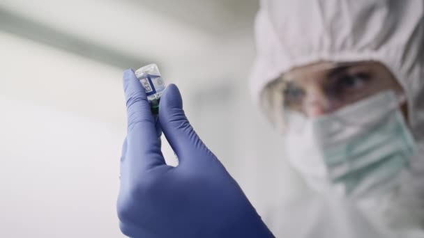 Vidéo d'une seringue et d'une ampoule avec le vaccin contre le coronavirus. Tourné avec caméra hélium rouge en 8K
. - Séquence, vidéo