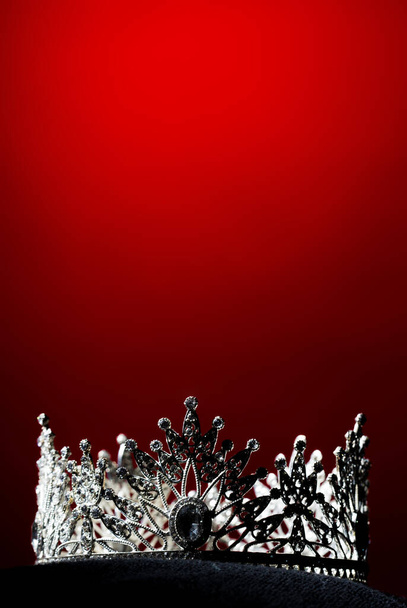 Silver Diamond Crown of Miss Pageant Beauty Universe World Contest glinsterend licht op zwart kussen, klaar om te dragen Mooiste winnaar, studioverlichting super rood verloop achtergrond dramatisch - Foto, afbeelding