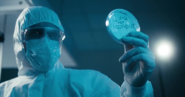 Επιστήμονας που εξετάζει δείγμα κορωναϊού στο εργαστήριο - Πλάνα, βίντεο