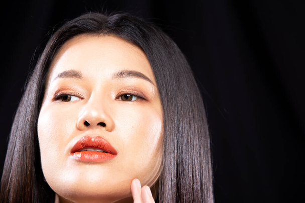 Коллаж группа Портрет моды Молодая красивая азиатка черные волосы прикрепляет искусственное веко, чтобы создать двойные ленты для макияжа глаз. Девушка показывает глаза с цветной кистью на лице, темный фон
 - Фото, изображение