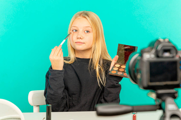 Uma blogueira de beleza. Loira adolescente posando na câmera e fazendo vlog
. - Foto, Imagem