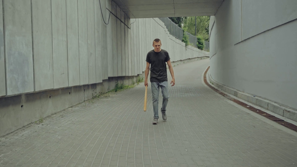 επικίνδυνος άνθρωπος με ρόπαλο του μπέιζμπολ περπατώντας στο δρόμο  - Πλάνα, βίντεο