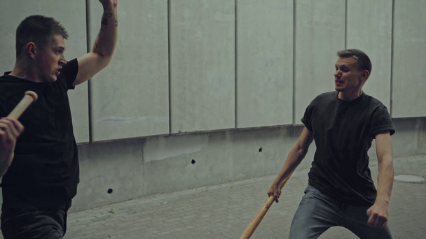 hommes avec des battes de baseball se battant dans la rue
  - Séquence, vidéo