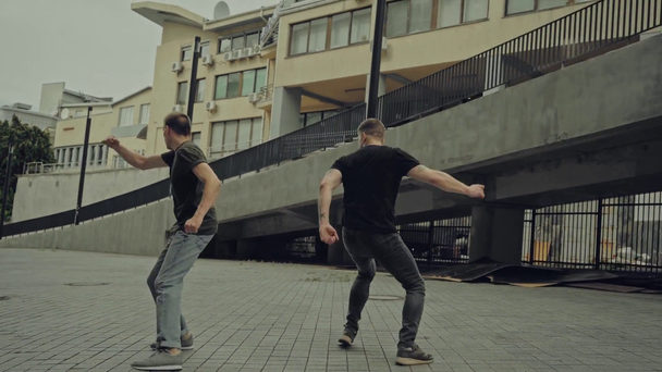 Tätowierter Kämpfer greift Mann auf Straße an  - Filmmaterial, Video