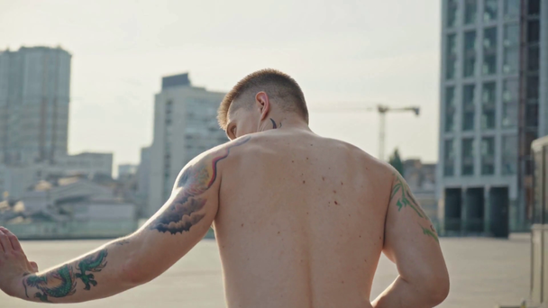 μυώδης μαχητής με τατουάζ χτυπάει τον άνθρωπο  - Πλάνα, βίντεο