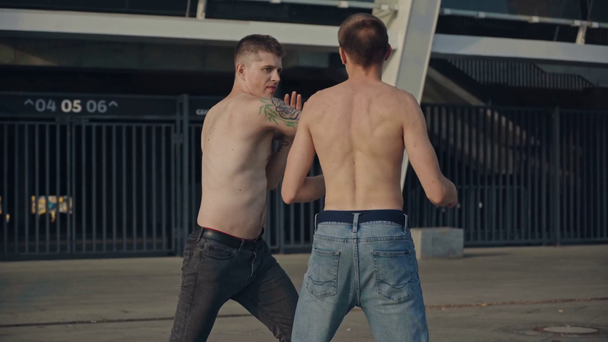 shirtless lutador com tatuagens perfurando homem
  - Filmagem, Vídeo