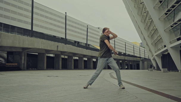 bonito lutador espada dançando na rua
  - Filmagem, Vídeo