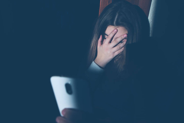 Aşırı telefon vasıl evde oturan bir genç kız. online zorbalık Stalker sosyal ağlar - görüntü kurbanı olduğunu - Fotoğraf, Görsel