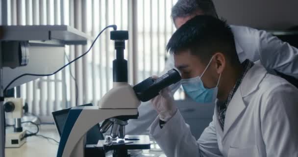 Ученый изучает образец в микроскопе
 - Кадры, видео