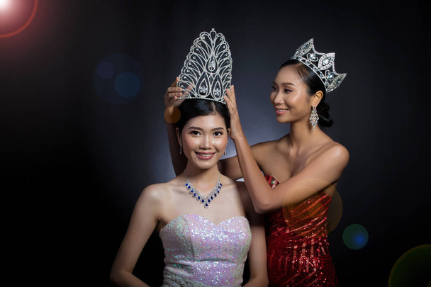Tavaly győztes Miss Szépségverseny verseny tette Diamond Crown a végső győztes utolsó évben Miss Szépség királynő szépségverseny verseny érzés wow mosoly boldog arckifejezés, két ázsiai nő pillanatfelvétel - Fotó, kép