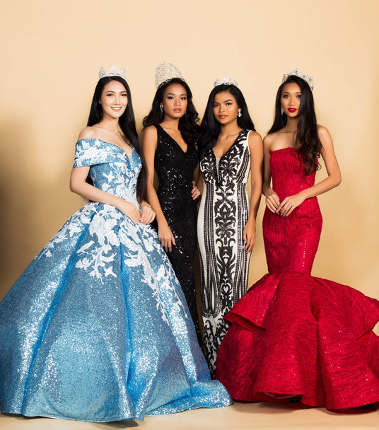 Grupo de cuatro Miss concurso de belleza reina concurso de baile de noche asiática vestido de lentejuelas vestido con Diamond Crown Sash, concurso de belleza mundial de carreras multinacionales, charla chit chat sonrisa para el ganador
 - Foto, Imagen