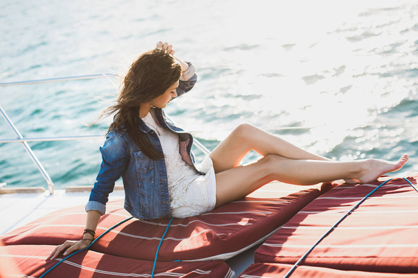 Attractive girl on a yacht at sea. - Foto, afbeelding