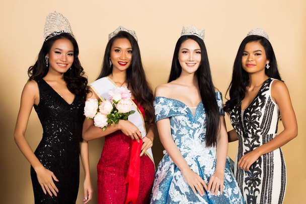 Grupo de cuatro Miss concurso de belleza reina concurso de baile de noche asiática vestido de lentejuelas vestido con Diamond Crown Sash, concurso de belleza mundial de carreras multinacionales, charla chit chat sonrisa para el ganador
 - Foto, imagen