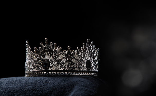 Diamond Silver Crown per Miss concorso di bellezza concorso, cristallo Tiara gioielli decorati pietre gemme e astratto sfondo scuro su tessuto di velluto nero, Macro fotografia copia spazio per il logo di testo
 - Foto, immagini
