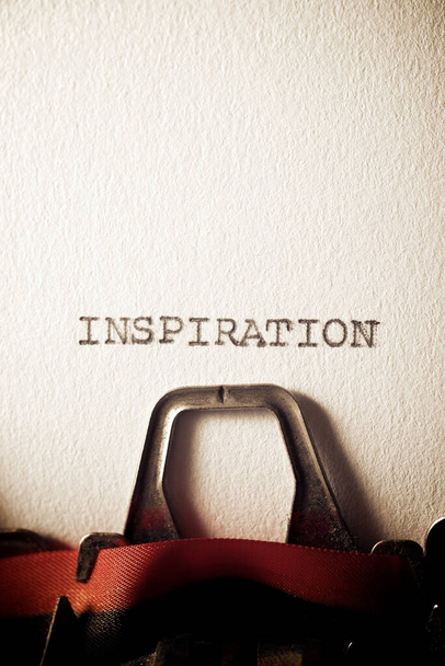 Слово "вдохновение", написанное на пишущей машинке
. - Фото, изображение