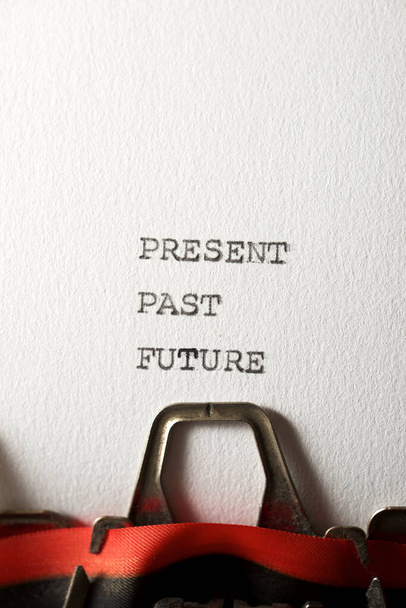 Die Worte Gegenwart, Vergangenheit und Zukunft, geschrieben mit einer Schreibmaschine. - Foto, Bild