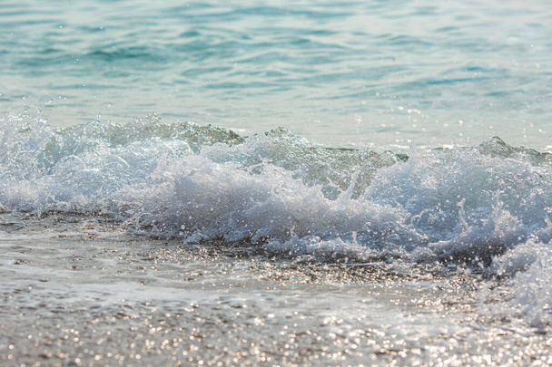 Éclaboussures de marée, gros plan d'eau turbulent. Surface de la mer vagues, éclaboussures, mousse et bulles à marée haute et surf, fond abstrait aqua
 - Photo, image