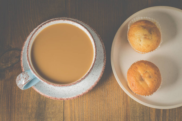 Pauza na kafe. Muffiny s bílým tácem a hrnečkem s cappuccinem k snídani. Horní pohled - Fotografie, Obrázek