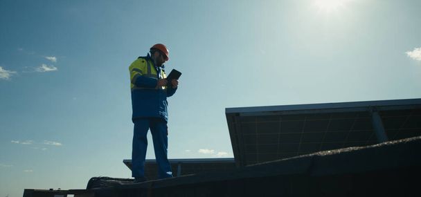 Technik kráčí vedle solárních panelů - Fotografie, Obrázek