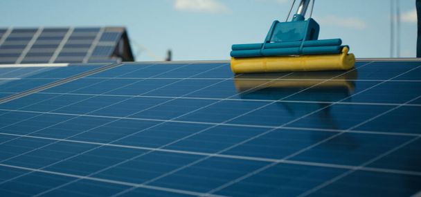 Técnico de limpieza de paneles solares en techo plano
 - Foto, imagen