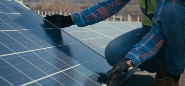 Técnicos de instalação de painéis solares em suporte de metal
 - Foto, Imagem