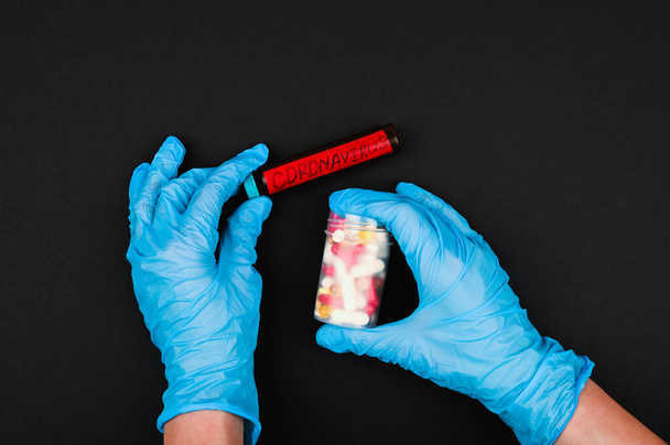 Yeni 2019-nCoV koronavirüs tarafından siyah zemin üzerinde bulunan kanla test tüpü. Virüsü tedavi etmek için ilaçlar. Roman Coronavirus - 2019-nCoV - Fotoğraf, Görsel