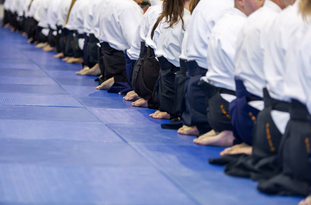 Pessoas em quimono e hakama em treinamento de artes marciais - Foto, Imagem