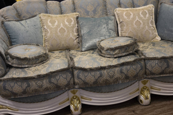 Luxusní pohovka s polštáři v Royal interiéru close-up - Fotografie, Obrázek