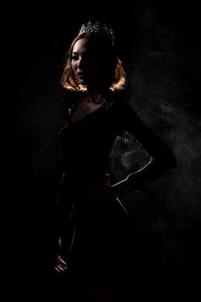 ポートレートシルエット影バックリムミスページェントの光美女王コンテストシルバーダイヤモンドクラウン波手エクスプレス感笑顔、スタジオ照明暗い黒の背景 - 写真・画像