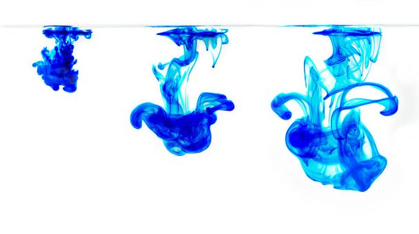 пищевая окраска в воде, растворимость цвета в воде, акварель или чернила в воде. Абстрактный фон. Изолирована. Коллекция., синий цвет
 - Фото, изображение
