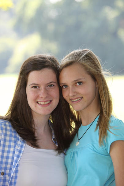Две привлекательные улыбающиеся девочки-подростки
 - Фото, изображение