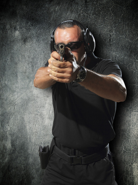 Man shooting gun - Valokuva, kuva