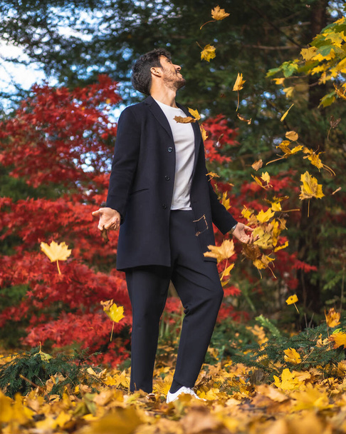 handsome young man in suit posing in autumn park - Foto, Bild