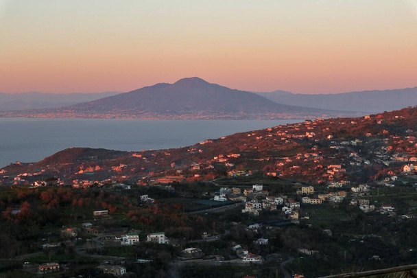 Massa Lubrense, Kampania, Włochy - 15 lutego 2020: Panoramiczny widok Wezuwiusza o zachodzie słońca ze szczytu Monte Costanzo - Zdjęcie, obraz