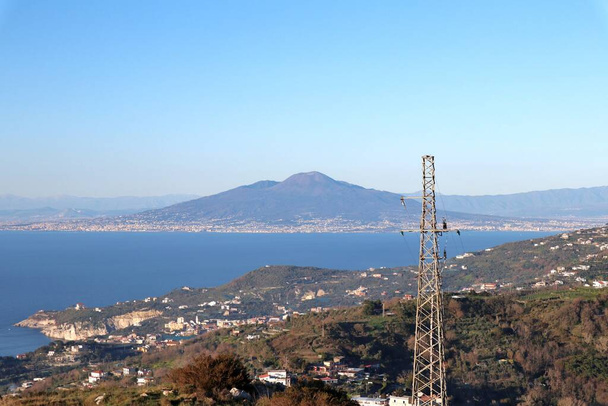 Sahip Lubrense, Campania, İtalya - 15 Şubat 2020: Monte Costanzo 'nun tepesinden gün batımında Vesuvius' un panoramik manzarası - Fotoğraf, Görsel