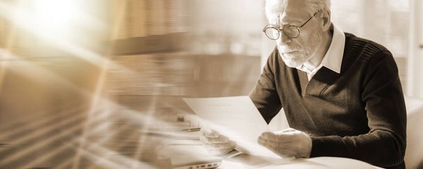 Empresário sénior que lê um documento no escritório; exposição múltipla
 - Foto, Imagem