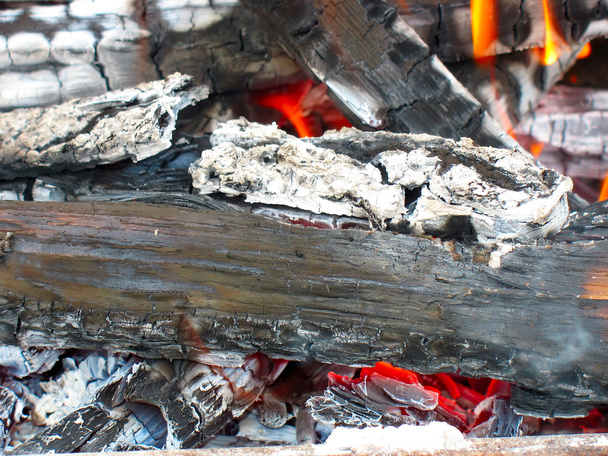 Close-up van het brandende vuur houten logboeken en ash - Foto, afbeelding