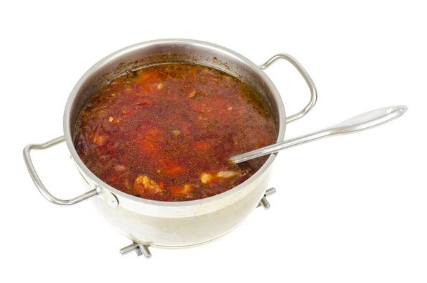 Casserole avec soupe de betteraves aux légumes sur fond blanc. Photo Studio - Photo, image