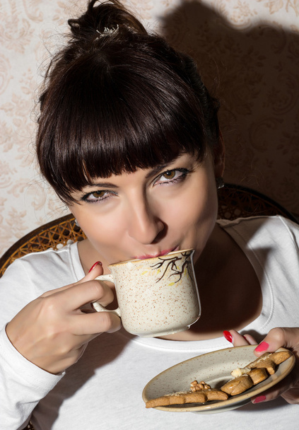 güzel esmer içme kahve - Fotoğraf, Görsel