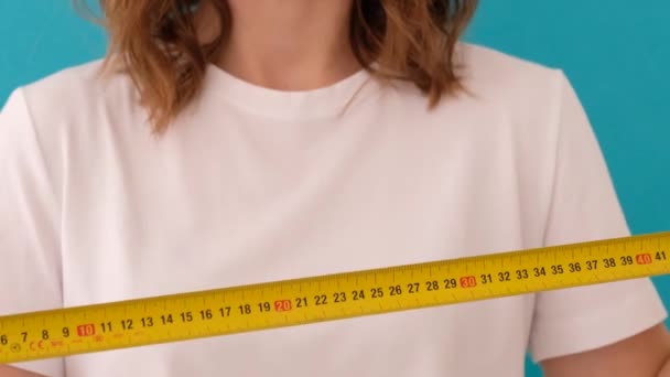 Oříznout ženu s měřicí páskou - Záběry, video