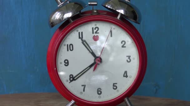 Clásico viejo reloj despertador rojo flecha movimiento
 - Metraje, vídeo