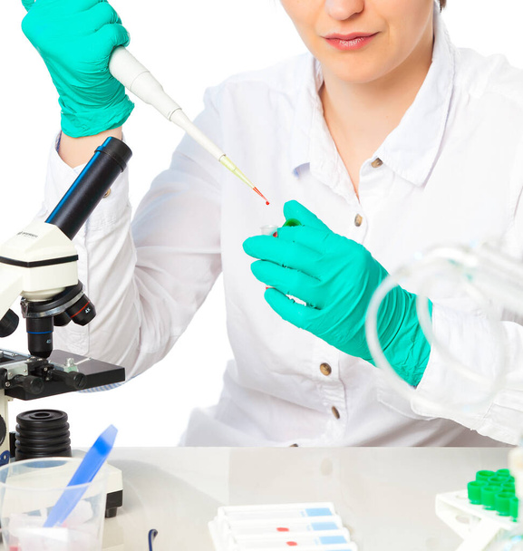 Επιστήμονας κατέχει και να εξετάσει δείγματα σε ένα εργαστήριο - Φωτογραφία, εικόνα
