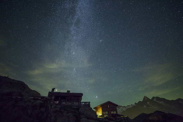 Γαλαξίας μας και έναστρος καλοκαιρινός ουρανός πάνω από ορεινά καταφύγια - Φωτογραφία, εικόνα