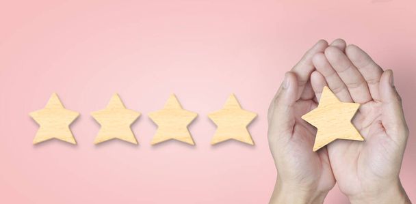 5つ星の形を高める手。最高の優れたビジネスサービスは、顧客体験のコンセプトを評価 - 写真・画像