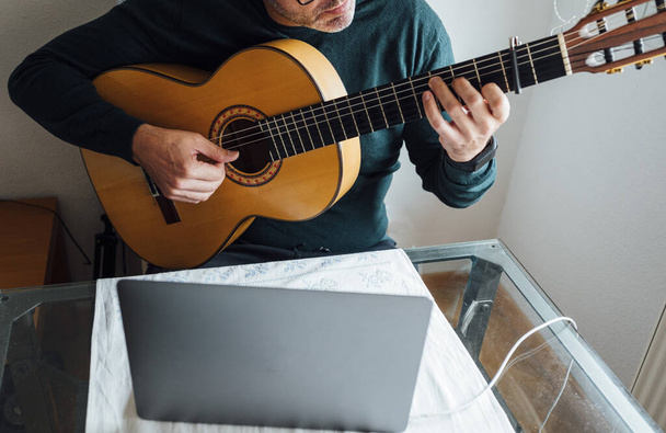 Muž učí hrát na kytaru on-line - Fotografie, Obrázek